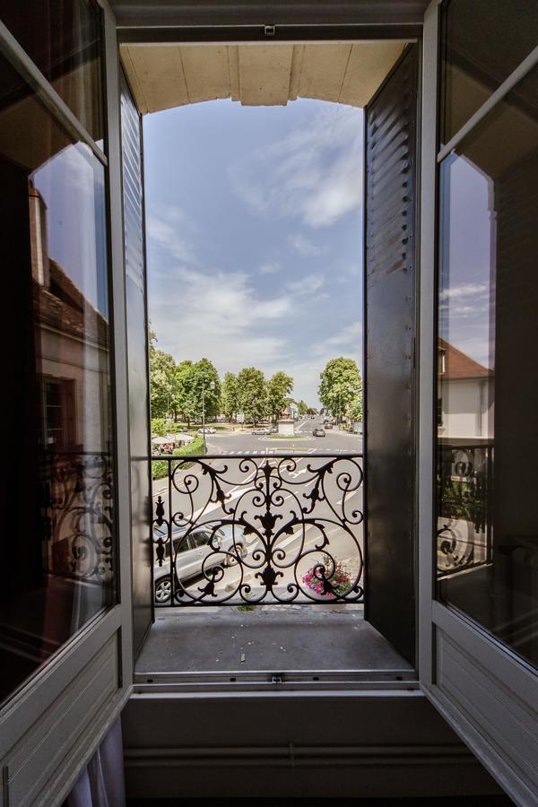 Logis Hotel - Le Petit Bellon Senlis  Exterior foto